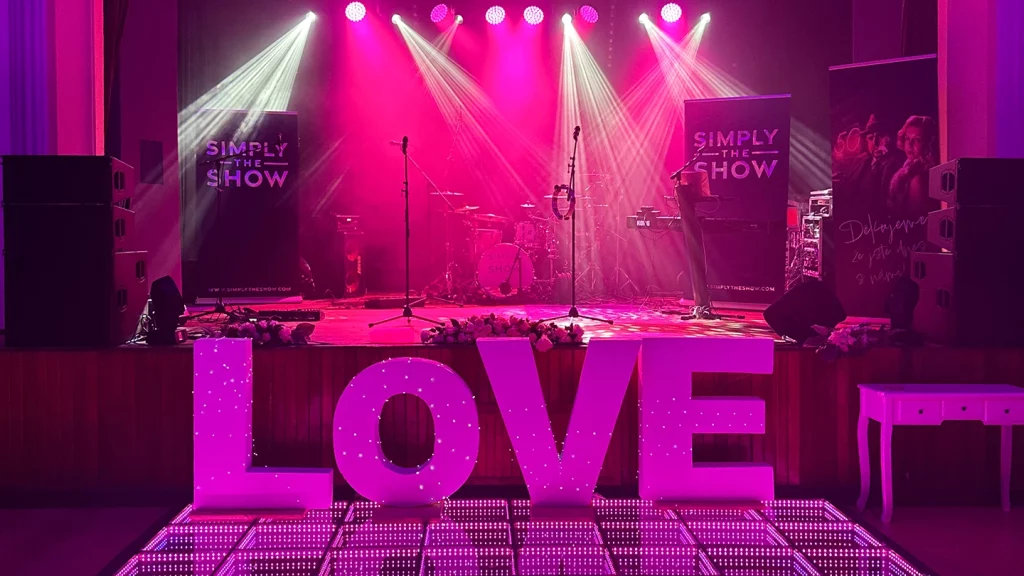 Kapela Simply The Show na svatební párty v jižních Čechách, balíček BASIC PRO od JAUDIO, doplňkové efekty a parket od Borovka Event