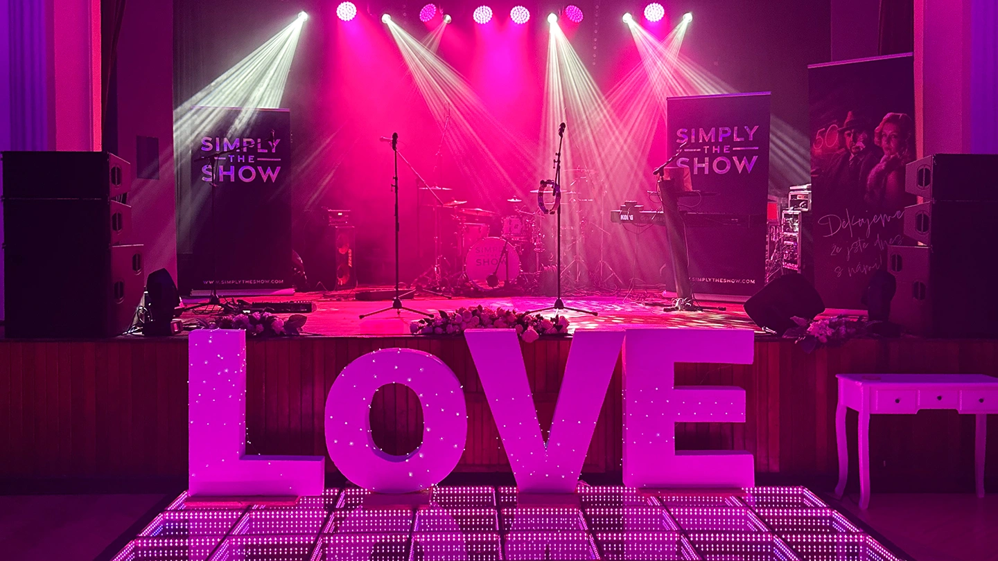 Kapela Simply The Show na svatební párty v jižních Čechách, technické zajištění PREMIUM SHOW (1. úroveň), doplňkové efekty a parket od Borovka Event