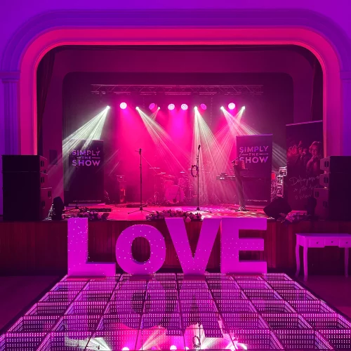 Kapela Simply The Show na svatební párty v jižních Čechách, balíček BASIC PRO od JAUDIO, doplňkové efekty a parket od Borovka Event