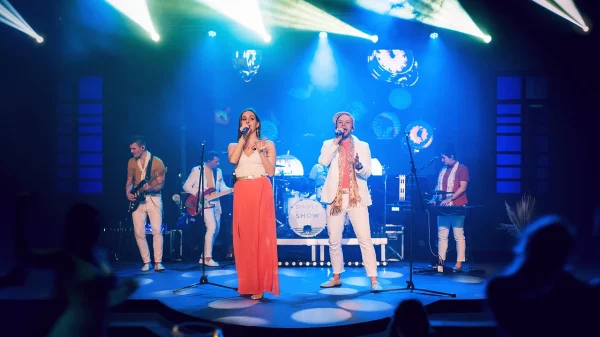 Kapela Simply The Show se postará o audiovizuální zážitek (PREMIUM SHOW); večírek, ples, event, svatba, oslava, výročí