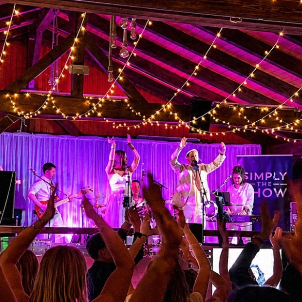 Kapela Simply The Show: svatební party na farmě v Herouticích
